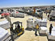 Des ouvriers palestiniens reçoivent des marchandises délivrées au point de passage de Sufa entre Israël et la Palestine.(Photo : AFP)