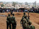 Face à face tendu entre la police et des habitants de Kibera, dans la banlieue de Nairobi, le 30&nbsp;décembre 2007.(Photo : Reuters)