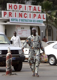 Devant l'hôpital français à Dakar au Sénégal.(Photo: AFP)