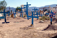 Les femmes mortes de Ciudad Juarez sont enterrées souvent anonymement dans les cimetières des petits villages du désert.(Photo : Patrice Gouy / RFI)