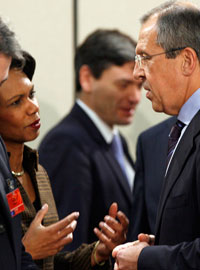 Condoleezza Rice, secrétaire d'Etat américaine discute avec Sergueï Lavrov, ministre des Affaires étrangères russe, pendant la réunion OTAN-Russie des ministres des Affaires étrangères, à Bruxelles, le 7 décembre.(Photo : Reuters)