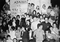 Le 2 septembre 1974 à Lourenco Marques, les ressortissants portugais manifestaient leur mécontentement après la signature des accords de Lusaka annonçant l'indépendance du Mozambique. 

		(Photo : AFP)