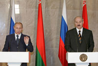 Le président russe Vladimir Poutine (g) lors de la conférence de presse avec son homologue biélorusse Alexandre Loukachenko.(Photo : Reuters)