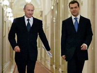 Vladimir Poutine (g) en compagnie du nouveau président russe, Dmitri Medvedev.(Photo : Reuters)