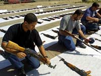 Des inspecteurs vérifient des armes confisquées par les forces de sécurité israéliennes. (Photo : AFP)