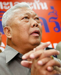 Samak Sundaravej, dirigeant du Parti du pouvoir du peuple, en conférence de presse à Bangkok, le 23 décembre 2007.(Photo : Reuters)