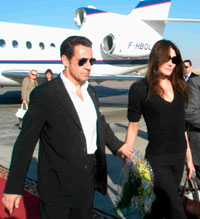 
 Le président Sarkozy et sa nouvelle compagne Carla Bruni à leur arrivée à l'aéroport de Louxor ce mardi.(Photo : Reuters)