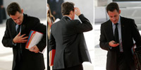 Arrivant au sommet UE-Afrique à Lisbonne, le 8 décembre 2007, Nicolas Sarkozy cherche et... trouve son portable.(Photo : Reuters)