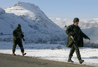 Des soldats turcs sur une route qui mène à Yüksekova près de la frontière irakienne, le 24 décembre.(Photo : Reuters)
