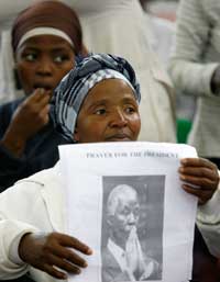 Les partisans de Thabo Mbeki prient pour leur président. Le Congrès national africain doit élire sa nouvelle direction ce lundi 16 décembre 2007. 

		(Photo : Reuters)