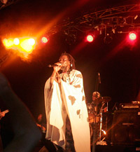 Le chanteur Tiken Jah Fakoly lors de son concert à Abidjan le 8 décembre 2007.(Photo : Reuters)