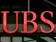 Un logo UBS apposé sur la façade d'un immeuble à Londres.(Photo : Reuters)