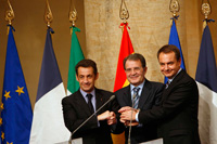  Le président français, Nicolas Sarkozy (G), le Premier ministre italien, Romano Prodi (C) et son homologue espagnol, José Luis Zapatero (D).(Photo : Reuters)
