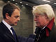 Le chef du gouvernement espagnol Jose Luis Zapatero reçoit les condoléances de l’ambassadeur de France à Madrid, Bruno Delaye, le 1<sup>er</sup>&nbsp;décembre 2007.(Photo : Reuters)