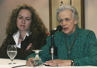 Clara Gonzalez de Rojas (d), la mère de l'otage colombienne Clara Rojas, en compagnie de Patricia Perdomo (g), la fille de l'otage colombien, Consuelo Gonzalez.(Photo : Reuters)