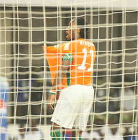 Didier Drogba signale à l'arbitre un tirage de maillot( Photo : Pierre René-Worms/RFI)