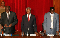 De gauche à droite: Mwai Kibaki, Kofi Annan et Raila Odinga.( Photo : Reuters )