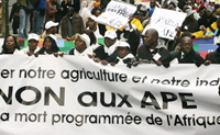 Manifestation à Bruxelles contre les APE, en janvier 2008.( Photo : AFP )
