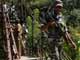 Un soldat recherche des rebelles des Tigres tamouls après l’attentat à la bombe contre un autobus à Buttala dans le centre du Sri Lanka. (Photo : Reuters)