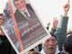 A Tbilissi, une manifestante tient le portrait du leader de l’opposition, Levan Gachechiladze. (Photo : Reuters)