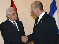 Le Premier ministre israélien Ehud Olmert (à droite) avec le président palestinien Mahmoud Abbas.(Photo : Reuters)