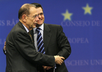 Javier Solana, chef de la diplomatie européenne, félicite le ministre des Affaires étrangères serbe, Jeremic, lors de la conférence à Bruxelles.(Photo: Reuters)
