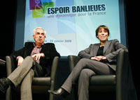 La secrétaire d'Etat à la Ville Fadela Amara (d) avec le maire de Vaulx-en-Velin Maurice Charrier le 22 janvier dans cette même ville.(Photo : Reuters)