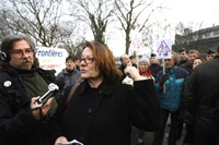 Josiane Balasko (g) manifestant au côté de militants et de sympathisants de RESF devant le centre de rétention de Vincennes.(Photo : AFP)