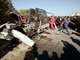 Des Palestiniens inspectent une voiture détruite après une attaque aérienne israélienne dans la Bande de Gaza, le 16&nbsp;janvier 2008.(Photo : Reuters)