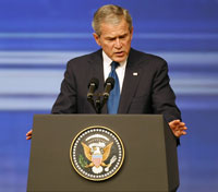 George W. Bush lors de son discours à Abou Dhabi a appelé les dirigeants arabes à soutenir la paix au Proche-Orient.(Photo : Reuters)