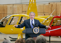 Lors d'une visite dans une société de construction d'hélicoptères à Torrance, en Californie, mercredi 30 janvier, le président Bush a insisté :  « J'espère que vous avez confiance dans notre économie. Moi, j'ai confiance ».
(Photo : Reuters)