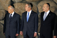 Le président israélien, Shimon Peres (g), son homologue américain, George W. Bush (c), et le premier Ministre israélien, Ehud Olmert (d), au Memorial de Yad Vashem à Jérusalem, le 11 janvier.