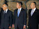 Le président israélien, Shimon Peres (g), son homologue américain, George W. Bush (c), et le premier Ministre israélien, Ehud Olmert (d), au Memorial de Yad Vashem à Jérusalem, le 11 janvier.