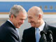 Ehud Olmert accueille George Bush, à son arrivée en Israël, le 9 janvier 2008.(Photo : Reuters)