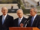 George Bush (D) à son arrivée à l'aéroport de Tel-Aviv, accueilli par Ehud Olmert (G) et Shimon Peres (C).(Photo : GPO)