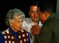 Hugo Chavez a improvisé une conférence de presse en présence des familles de certains otages.(Photo : Reuters)
