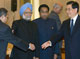 Le Premier ministre indien (2e à gauche) et le président chinois (à droite), le 15 janvier 2008.(Photo : Reuters)
