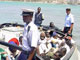 Un groupe d'immigrés clandestins escortés par la police du Cap-Vert en juin 2007.(Photo : AFP)