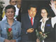 Consuelo Gonzalez (g) et Clara Rojas en compagnie du président vénézuelien, Hugo Chavez.(Photo : Reuters)