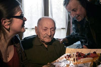 Louis de Cazenave (m), le 16 octobre 2007, jour de son 110e anniversaire, avec sa petite-fille Alix et son médecin Pierre Bonnefoy.(Photo : AFP)