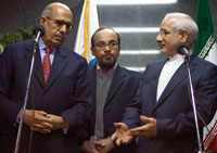 Mohamed al-Baradei (g) avec le chef de l'Organisation iranienne de l'énergie atomique, Gholamreza Aghazadeh (d) ce vendredi à Téhéran.(Photo : Reuters)