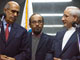 Mohamed al-Baradei (g) avec le chef de l'Organisation iranienne de l'énergie atomique, Gholamreza Aghazadeh (d) ce vendredi à Téhéran.(Photo : Reuters)