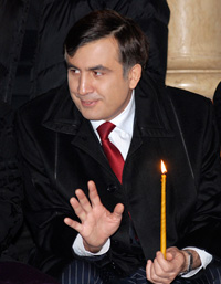 Mikhaïl Saakachvili assiste à la messe du Noël orthodoxe, à Tbilissi, le 7 janvier 2008.(Photo : Reuters)