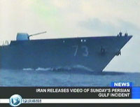 Vaisseau de guerre américain dans le détroit d'Ormuz filmé par la chaîne de télévésion iranienne Press TV le 10 janvier 2008.(Photo : AFP)