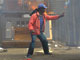 Un membre du groupe d'autodéfense devant une maison incendiée.(Photo : Stéphanie Braquehais/RFI)