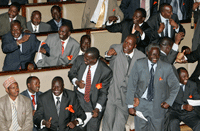 A l'Assemblée nationale kényane, les membres de l'opposition se félicitent de l'élection de Kenneth Marende à la présidence du Parlement.(Photo : Reuters)