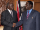 Sous l'égide du médiateur, Kofi Annan (G), le président kényan, Mwai Kibaki (C), et le chef de l'opposition, Raila Odinga (D), se serrent la main.(Photo : Reuters)