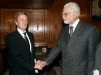 Bernard Kouchner avec le ministre des Affaires étrangères pakistanais, Inam ul-Haq, ce mardi à Islamabad.(Photo : Reuters)