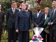 Le ministre français des Affaires étrangères, Bernard Kouchner (au centre), rend hommage aux victimes du génocide rwandais au mémorial de  Kigali, le 26 janvier 2008.(Photo: Reuters)