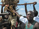 Kondole. Les manifestants brandissent un mannequin fait de paniers et de sacs censé représenter le président Mwai Kibaki.(Photo : Laurent Correau / RFI)